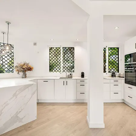 Semesterbostad Cozy Townhouse With Rooftop Terrace And Pool *